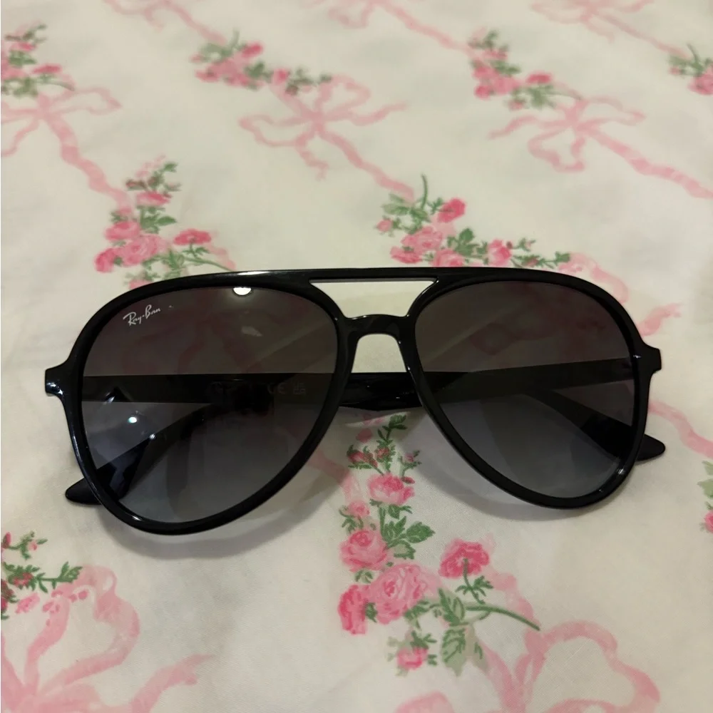 Ray-Ban Classic Black Sunglasses - Picture 8 of 14